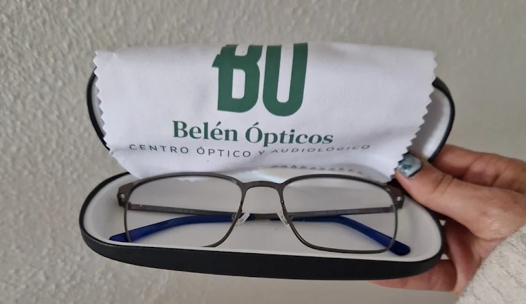 Gafas en estuche rígido